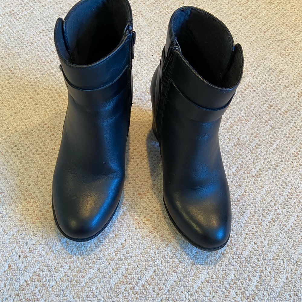 Clarks Size US 7 Women‘s Leather Boots